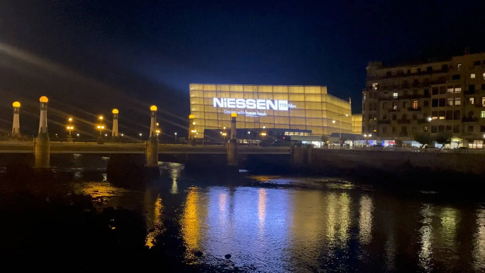 Proyección de la pieza Aniversario Niessen en la fachada del edificio Kursaal de Donostia - San Sebastián